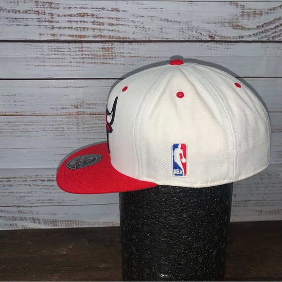 Chicago Bulls Mitchell & Ness Embroidered Fitted 7 5/8 Hat Cap - Picture 2 of 12
